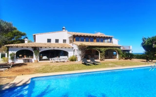 Herrschaftliche Villa am Strand von Las Rotas in Dénia