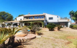 Herrschaftliche Villa am Strand von Las Rotas in Dénia