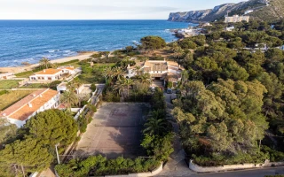 Herrschaftliche Villa am Strand von Las Rotas in Dénia